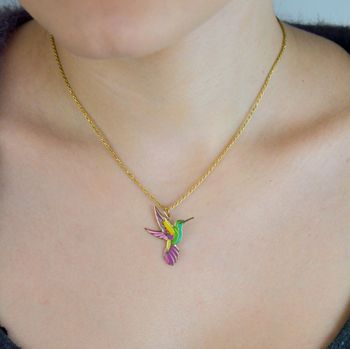 Subtelna zawieszka złota Koliber próby 585 z kolorową emalią. Wymiary 2,6×2,0 cm, waga 0,53 g. Idealna jako prezent lub element codziennej biżuterii (3).JPG